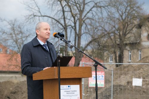 Dudás Tibor beszédet mond