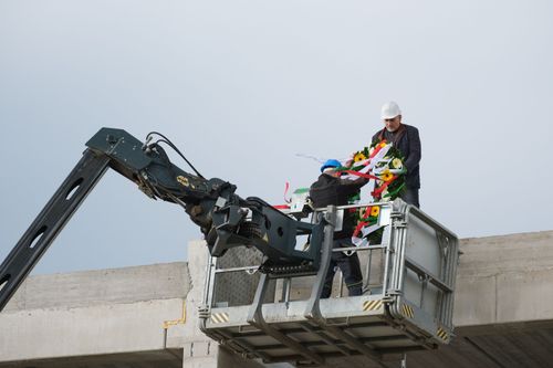 Bokrétaünnep - átveszi a fehér sisakos a bokrétát az emelőkosárból
