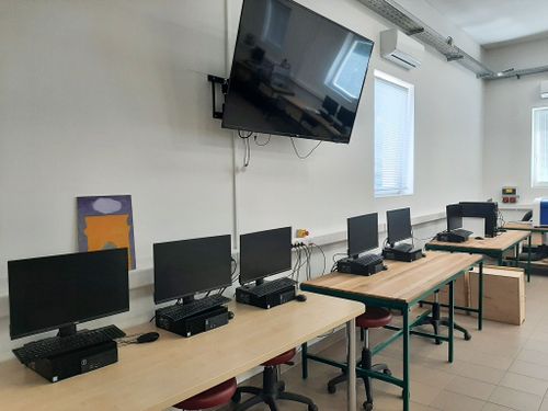 A DKA számítógépes tanterme, nagyméretű tv-vel a falon