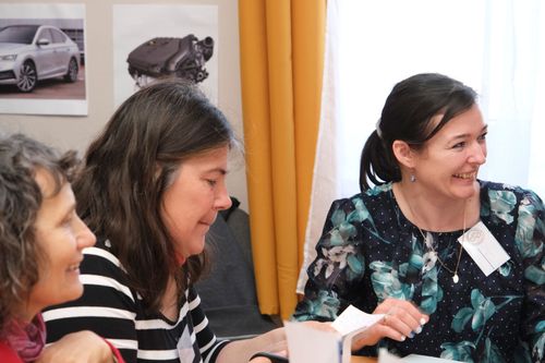 Cseh nap, hátom oktató nevet az asztaluknál ülve