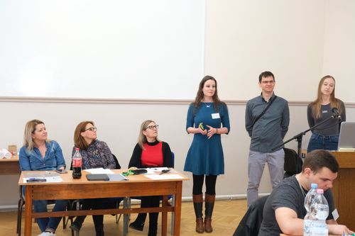 Cseh nap, a háromtagú zsűri ül az asztaloknál, mellettük a Cseh intézet meghívott munkatársai állnak