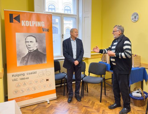 Dudás Tibor Kancellár és Kucsák Gábor áll a Kolping ház rool-upja mellett, amely az alapító papot ábrázolja