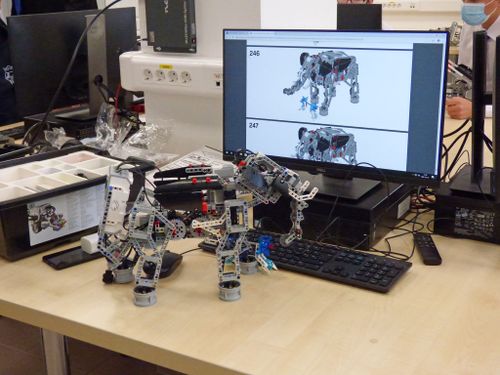 Elefánt lego robot az asztalon, mögöttel a számítógép, képernyőjén a lego robot terv a DKA tantermében