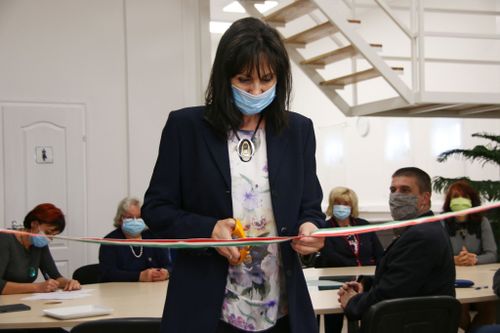 Papolczi Emőke Főigazgató Asszony nemzeti színű szalagot vág át a DKA aulájában
