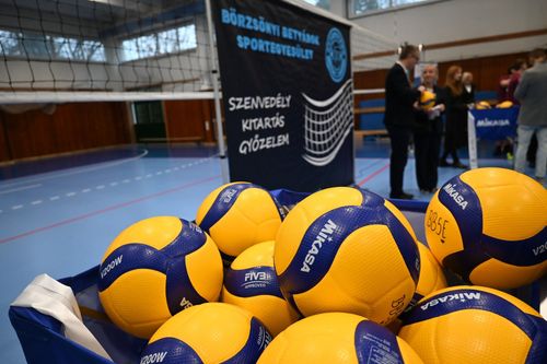 A VSZC megújult padlójú tornetermének átadása, előtérben egy nagy kupac röplabda