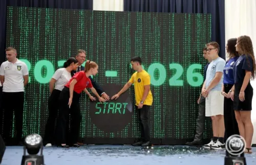 A 2025/26-os tanév indítója Miskolcon. Több diák megnyomja a start gombot egy mátrixos háttér előtt